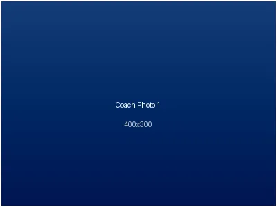 博万体育前教练在战术板前讲解